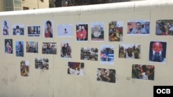 Las "fotos de abusos, atropellos y arbitrariedades del régimen contra su pueblo" cubren el muro de la embajada de Cuba en Madrid.