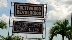 Un cartel en una zona rural de Pinar del Río hace referencia a la producción agrícola. "Es todo mentira", denuncia una campesina.