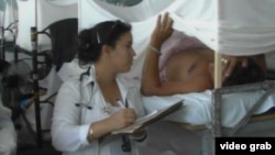 Una doctora pasa revista a los pacientes de dengue y zika internados en un hospital de campaña en Holguín. Tomado de Telecristal por F. Donate.