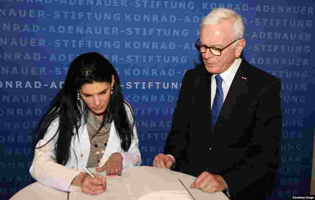 Saylí Navarro, hija de Féliz Navarro con el presidente de KAS.