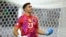 El portero Emiliano "Dibu" Martínez celebra después de atajar un penal en la tanda de penales durante el partido de cuartos de final de la Copa América Conmebol 2024 entre Argentina y Ecuador en el NRG Stadium en Houston, Texas, el 4 de julio de 2024. (JUAN MABROMATA / AFP)