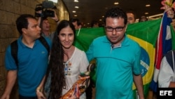 La disidente cubana Yoani Sánchez (d), autora del blog "Generación Y", recibida por el cineasta Dado Galvao (i),