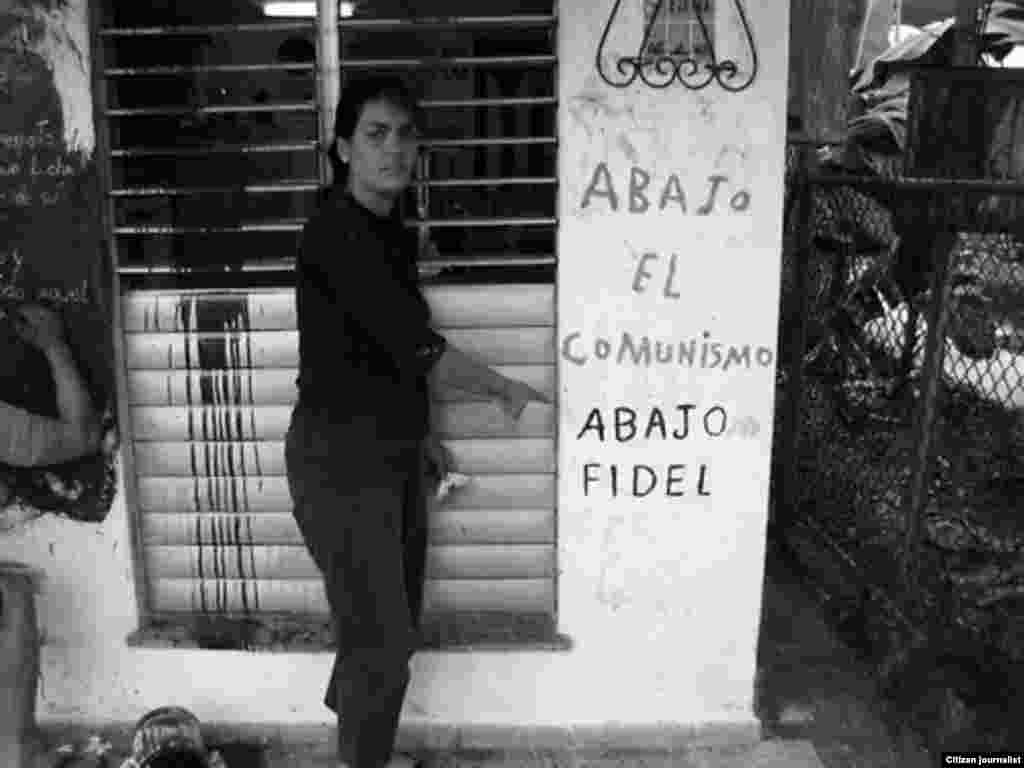 La activista Sarah Martah Fonseca muestra lo que han hecho las 'fuerzas del orden' contra su casa.