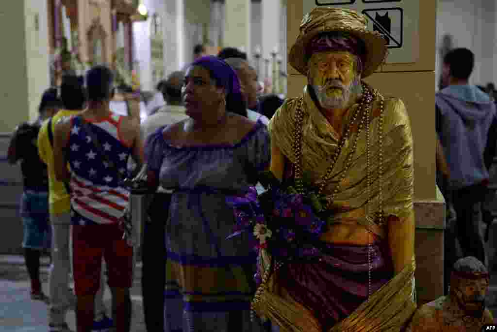 Una imagen de San Lázaro a tamño natural en la iglesia de El Rincón, en La Habana. Yamil Lage/AFP