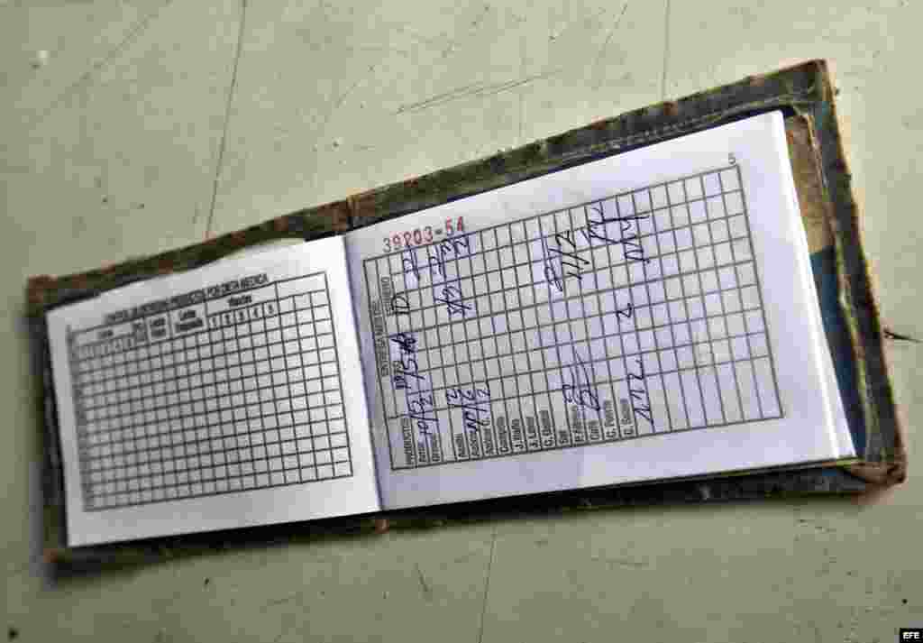 Vista de una libreta de racionamiento en una bodega de La Habana (Cuba).