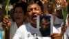 Reina Loyna Tamayo, madre de Orlando Zapata, sostiene una foto de su hijo fallecido a causa de una huelga de hambre. Foto tomada el 20 de junio de 2010. REUTERS/Desmond Boylan
