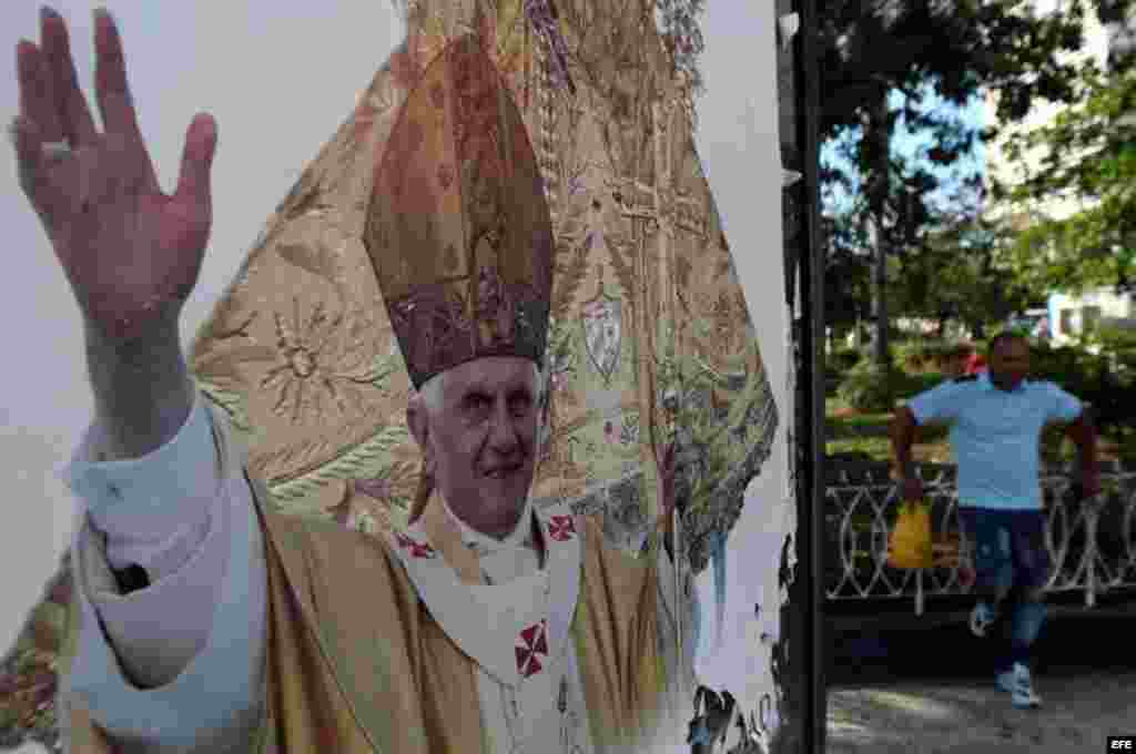 Fotografía de un cartel de bienvenida al papa Benedicto XVI hoy, lunes 19 de marzo, en La Habana (Cuba).