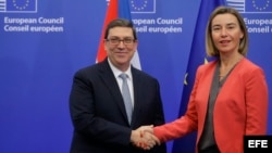 El ministro cubano de Exteriores, Bruno Rodríguez (i), saluda a la jefa de la diplomacia europea, Federica Mogherini, antes de la reunión sobre el acuerdo de diálogo y cooperación UE-Cuba en Bruselas (Bélgica) el 12 de diciembre de 2016.