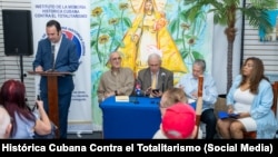 Conferencia "¿Qué es el castrochavismo?", en la tienda Sentir Cubano, de la emblemática Calle Ocho, en Miami.