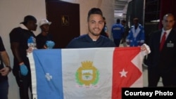 El boxeador cubano Robeisy Ramírez con la bandera de la provincia de Cienfuegos, en el centro de la isla.