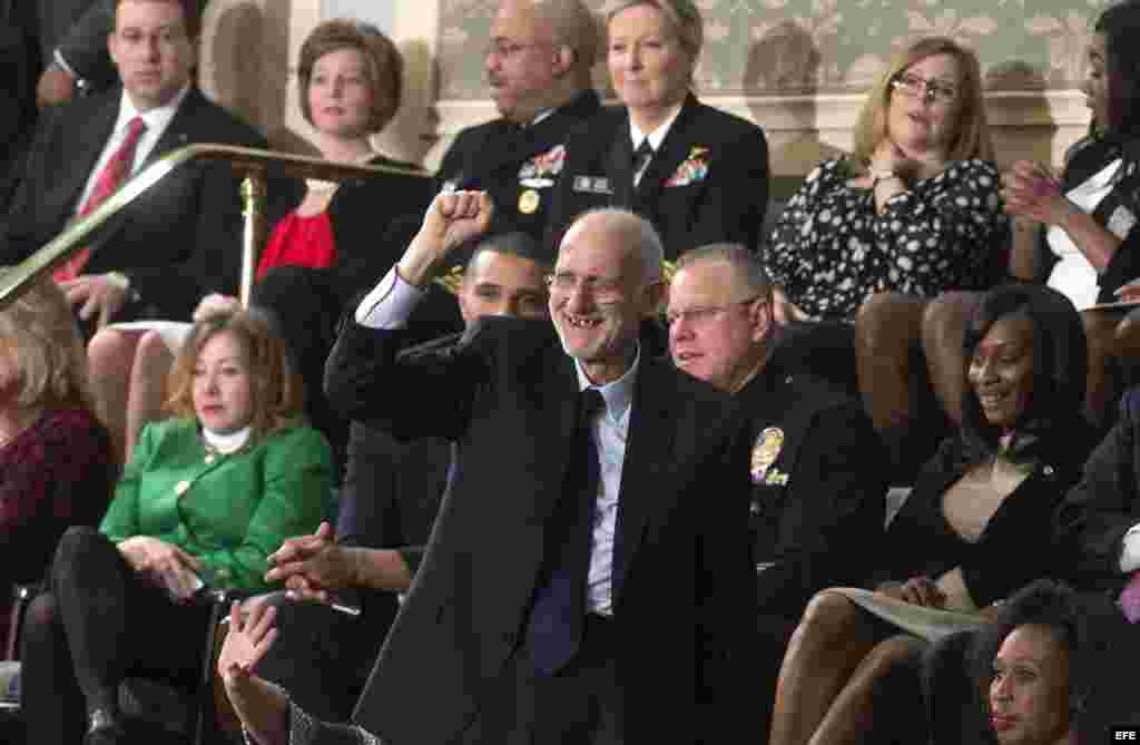 lan Gross (c), excontratista estadounidense encarcelado en Cuba en 2009 y liberado en diciembre, saluda hoy, martes 20 de enero de 2015.