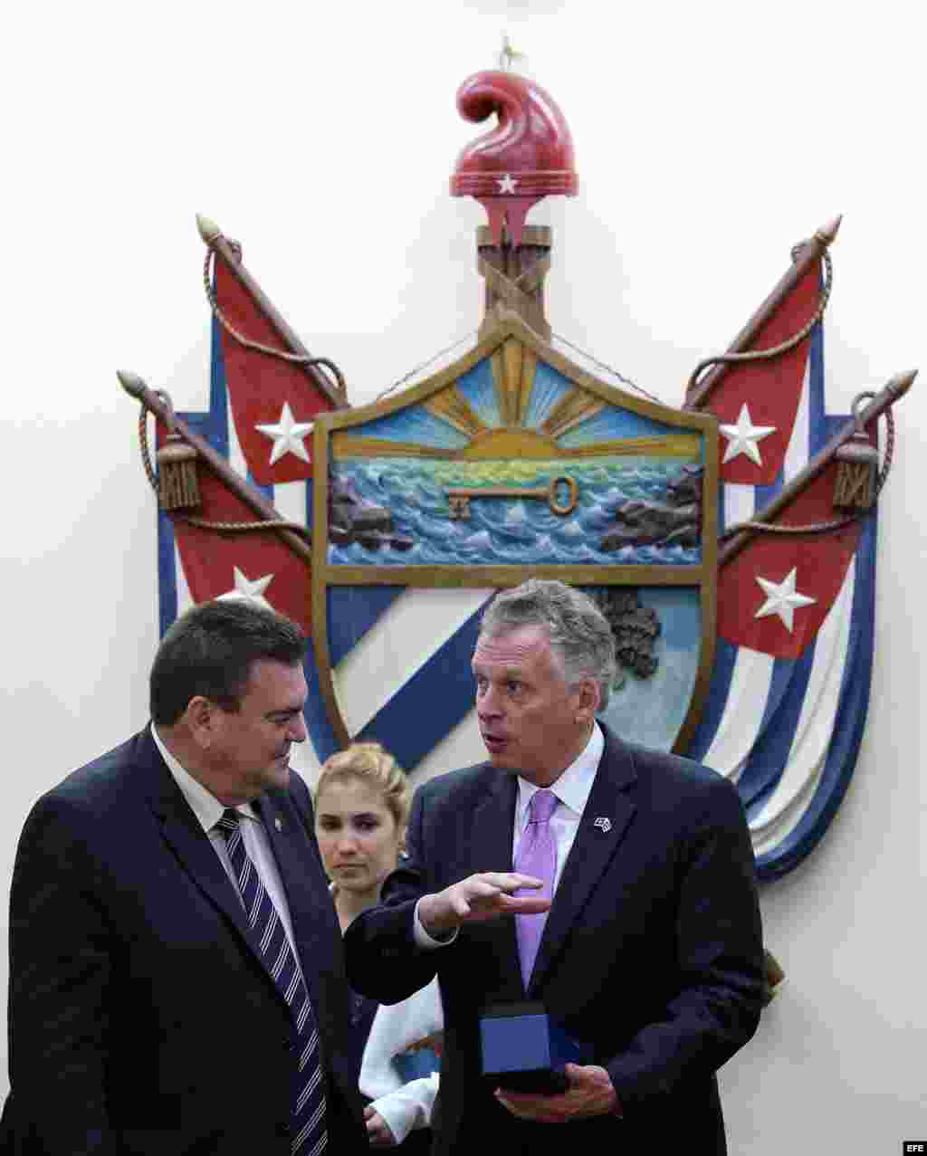 El gobernador del estado de Virginia (EEUU), Terry McAuliffe (d), conversa con el rector de la Universidad de La Habana (Cuba), Gustavo Cobreiro Suárez (i), durante una visita hoy, lunes 04 de enero de 2016, en La Habana.
