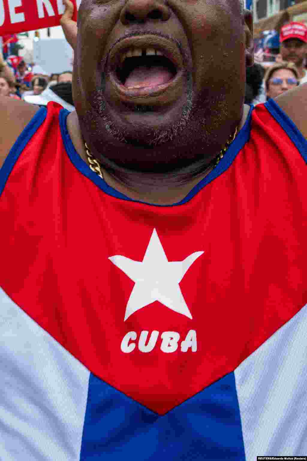 En Nueva Jersey un exiliado cubano grita consignas contra el gobierno cubano. Foto: REUTERS/Eduardo Muñoz.