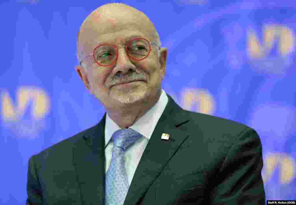 El Dr. Eduardo Padrón, presidente del MDC, durante la firma del convenio con Radio TV Martí.