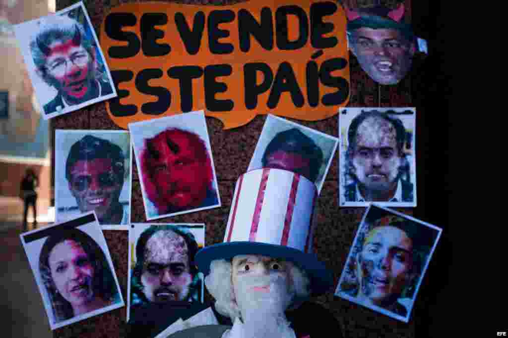 Fotografía del 29 de noviembre del 2015 donde se observa parte de la propaganda contra la oposición en el centro de la ciudad de Caracas (Venezuela).