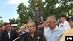 El presidente de la Brigada 2506, Felix Rodríguez (c), habla durante la conmemoración en Miami, Florida (EEUU), del 50 aniversario de la operación en Bahía Cochinos.