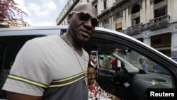 José Contreras a su regreso a Cuba, en la conocida "esquina caliente", del Parque Central de La Habana.