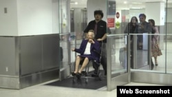 La opositora cubana Martha Beatriz Roque llega al Aeropuerto de Miami, el martes 18 de febrero de 2025.