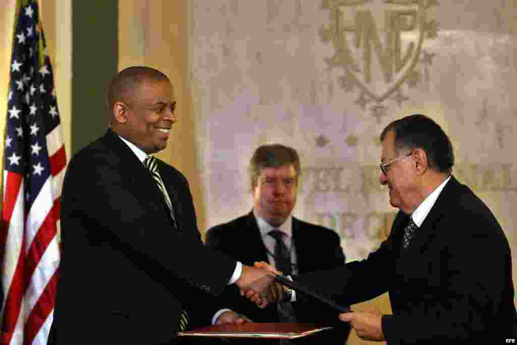 El secretario estadounidense de Transporte, Anthony R. Foxx (i) y el ministro cubano de Transporte, Adel Yzquierdo (d), firman hoy, martes 16 de febrero, en La Habana (Cuba), un memorando de entendimiento entre los Gobiernos de EE.UU. y Cuba sobre aviaci