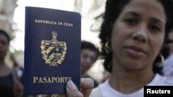 Una cubana muestra su pasaporte cubano obtenido en una oficina de inmigración en La Habana, Cuba. (Reuters/Archivo)