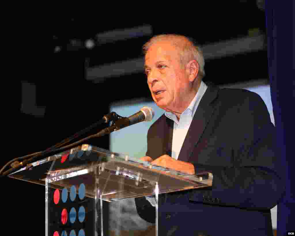 Tomás Regalado, director de OCB Radio Martí, presenta la serie documental "La iglesia que creció con el exilio". 