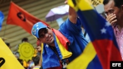 Henrique Capriles (c), participa en un acto de su campaña presidencial en la ciudad de San Carlos, estado Cojedes (Venezuela) el 4 de octubre de 2012.