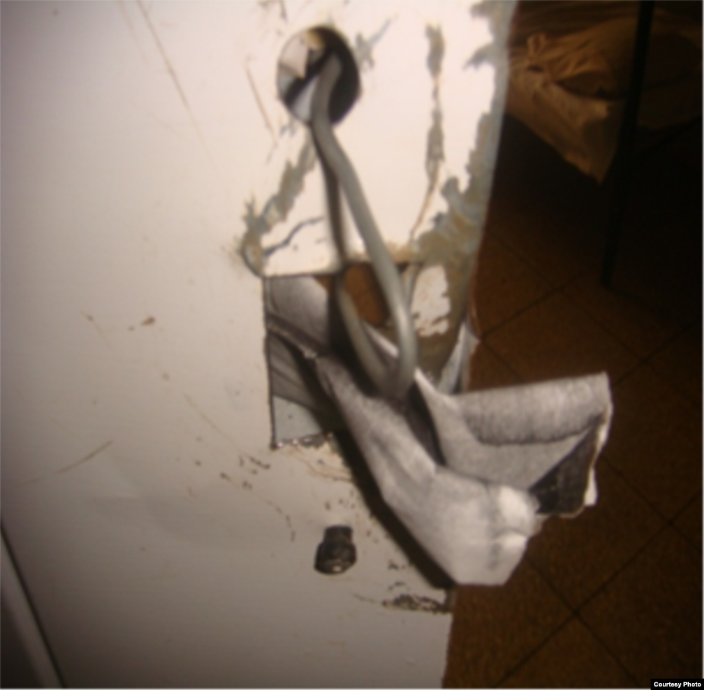 Un recorrido por un centro universitario en Santiago de Cuba, a pocos días de iniciarse el curso escolar 2010-2013 muestra el deterioro de las instalaciones.