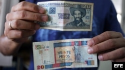 Desde el colapso de la Unión Soviética, los cubanos llevan dos monedas en el bolsillo: el peso en que los empleados públicos reciben sus salarios y pagan por algunos productos y servicios básicos, y un "peso convertible" o CUC equivalente al dólar en que