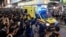 Manifestantes contra la Ley de Extradición escoltan una ambulancia