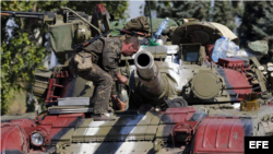 Soldados ucranianos en un control cercano a la ciudad ucraniana de Debalcevo, hoy 5 de septiembre de 2014.