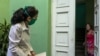 Una doctora chequea a pacientes en sus domicilios, en La Habana.