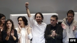 El líder de Podemos, Pablo Iglesias, junto a los miembros de su equipo al ser elegido secretario general de Podemos.