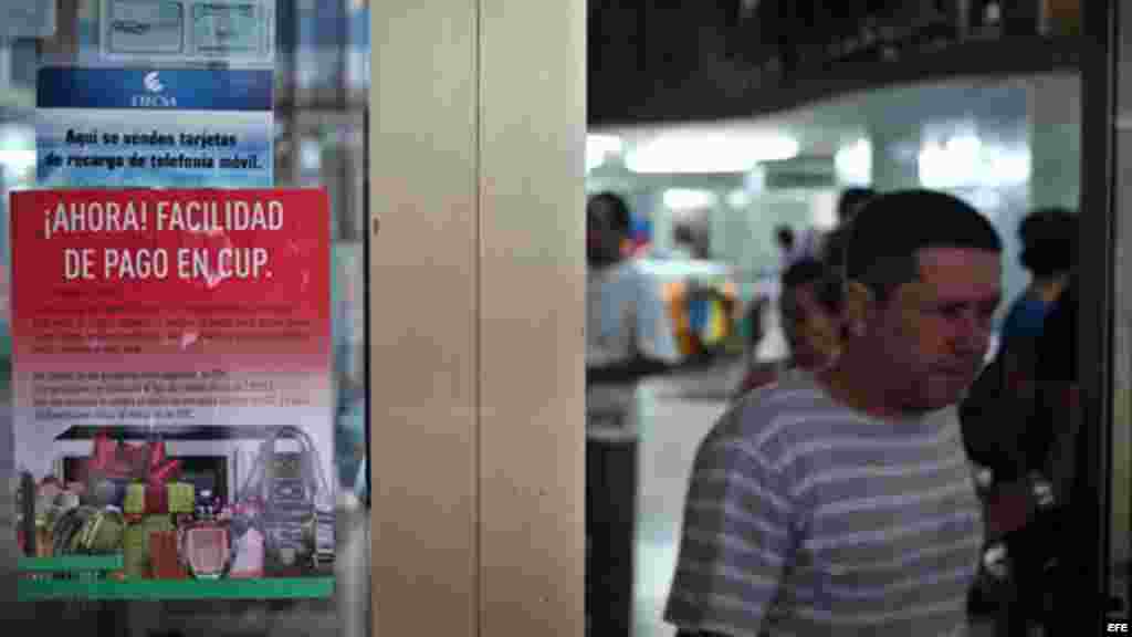 Fotografía carteles que anuncia la venta de productos en La Habana.