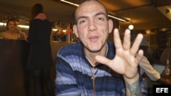 William Retureta, bajista del grupo opositor cubano "Porno para Ricardo", posa para una entrevista con Efe en un local de Praga (República Checa).