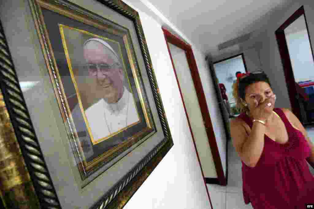 Una migrante cubana permanece en un albergue de la Pastoral Social Cáritas hoy, viernes, 13 de enero de 2017, en Ciudad de Panamá, tras conocerse el fin de la política migratoria estadounidense "pies secos/pies mojados" que les permitía ingresar al país.