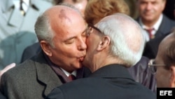 ARCHIVO - Octubre de 1989, Mijaíl Gorbachev (I) y el jefe de estado de la RDA Erich Honecker (d).