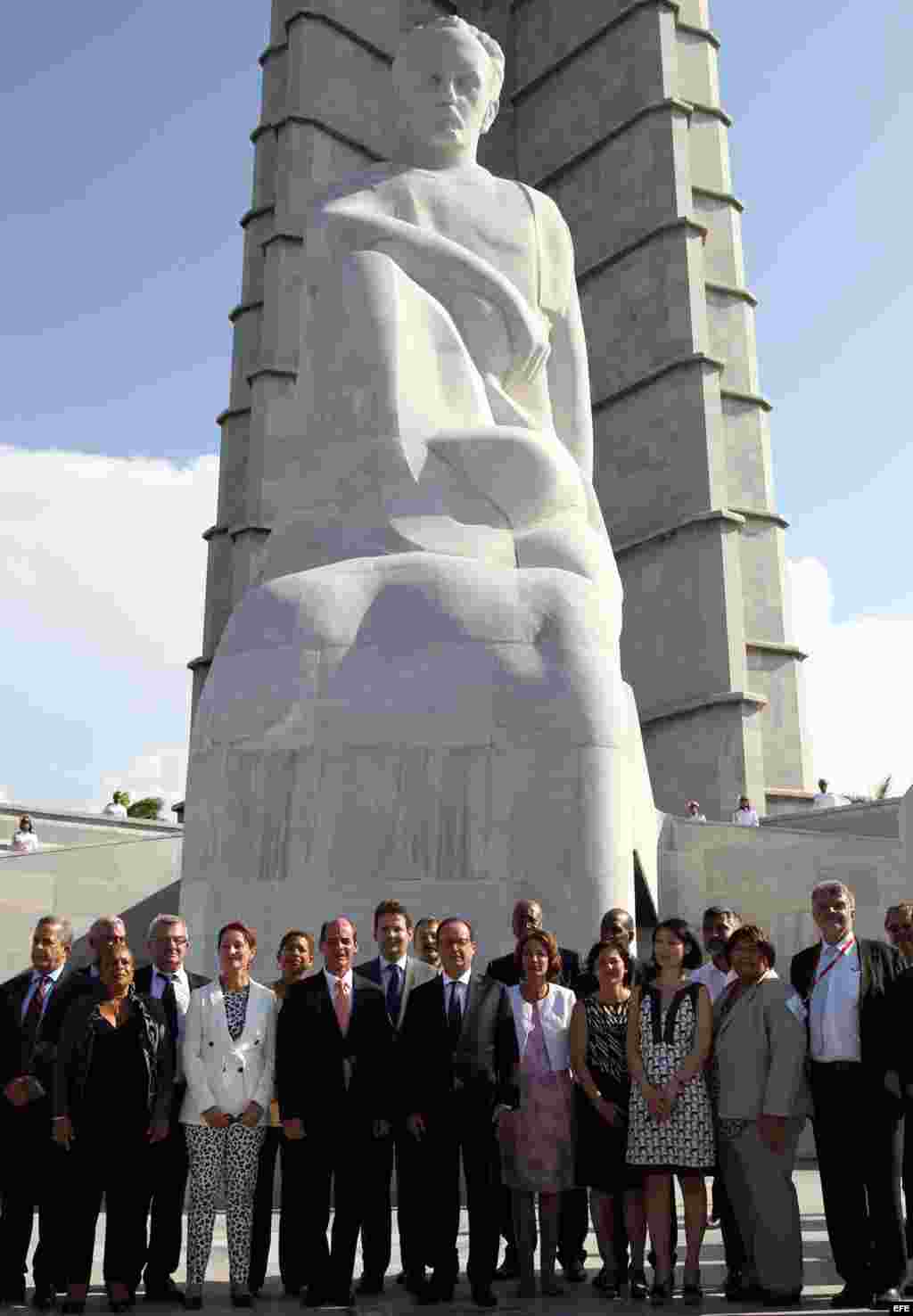 El presidente de Francia, Francois Hollande y su delegación posan ante la estatua del prócer cubano José Martí, en la Plaza de la Revolución de La Habana (Cuba).