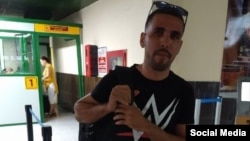 Manuel Alejandro León Velázquez, uno de los periodistas independientes bajo política de "regulados" en Cuba.