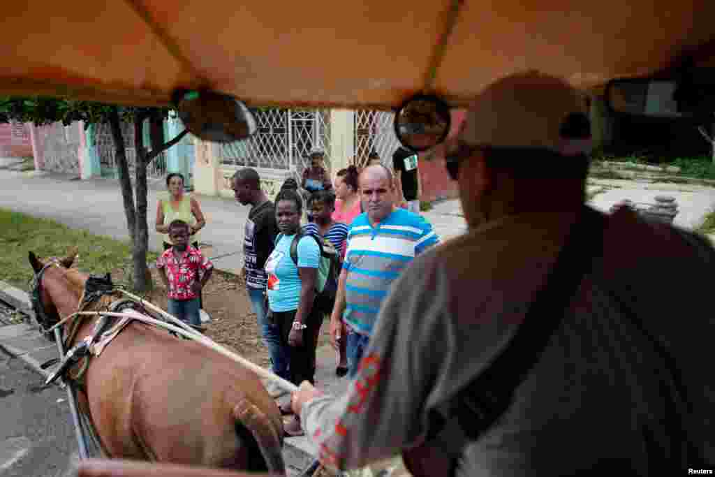 Un cochero transporta pasajeros en Pinar del Río. (REUTERS/Alexandre Meneghini)