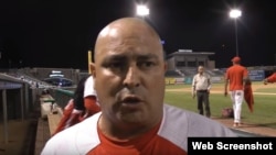 El mentor Roger Machado lanzó tierra con su zapato al árbitro en el último juego con los Rockland Boulders, que significó la décimo sexta derrota de los cubanos en 21 encuentros.