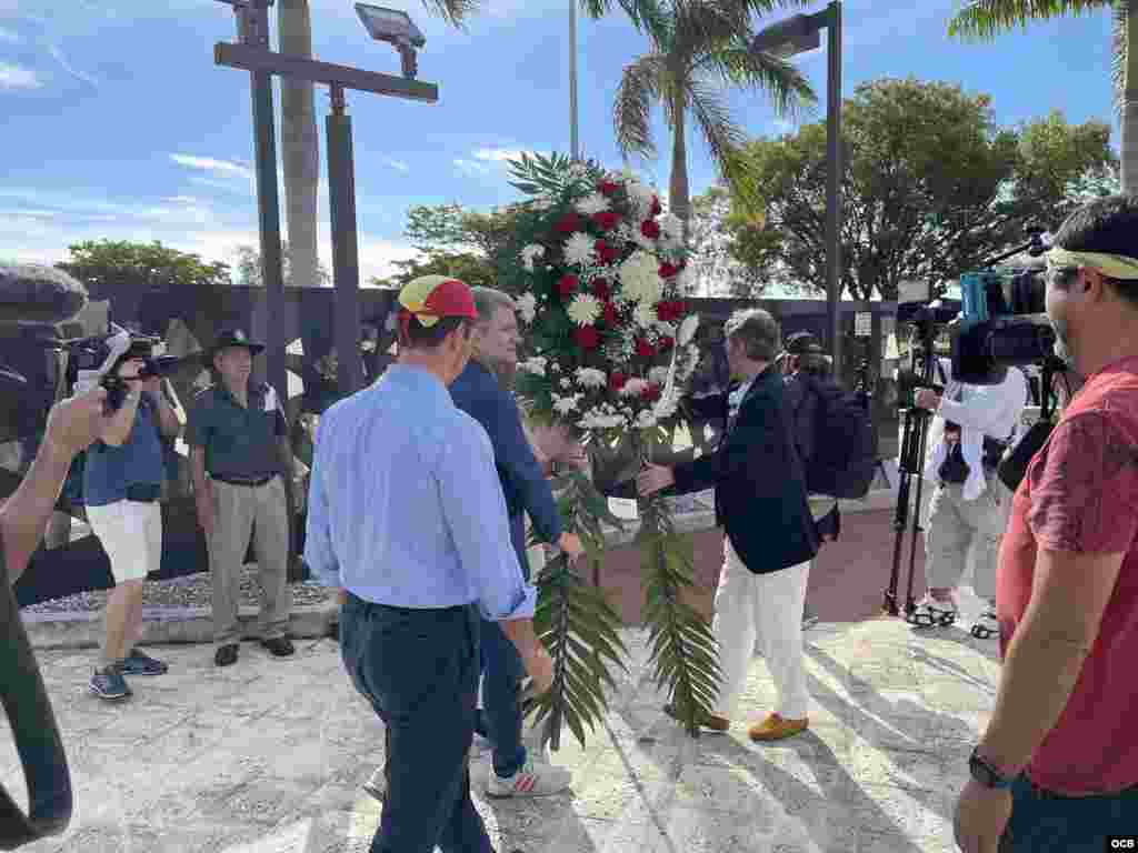 Ofrenda floral de eurodiputados y de España al inicio de la "Caravana por la Libertad de Cuba", en Miami.