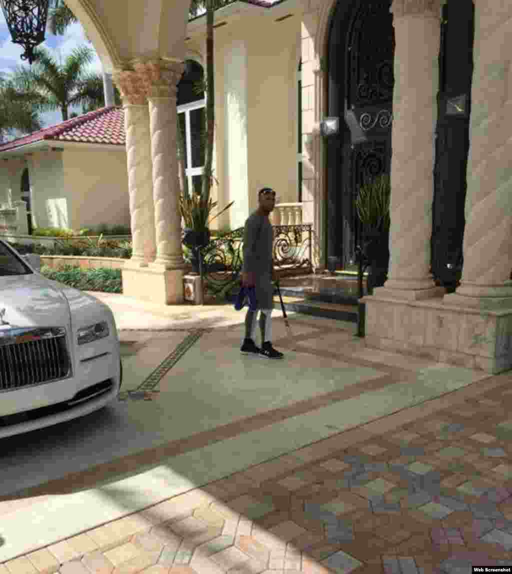 Los hermanos Gourriel comienzan a llegar a la casa que les prestaron durante el tiempo que estén entrenando en el estado de la Florida, EEUU. Lourdes Jr. ha dicho que su preferencia es firmar con el mismo equipo de Grandes Ligas que su hermano mayor.  