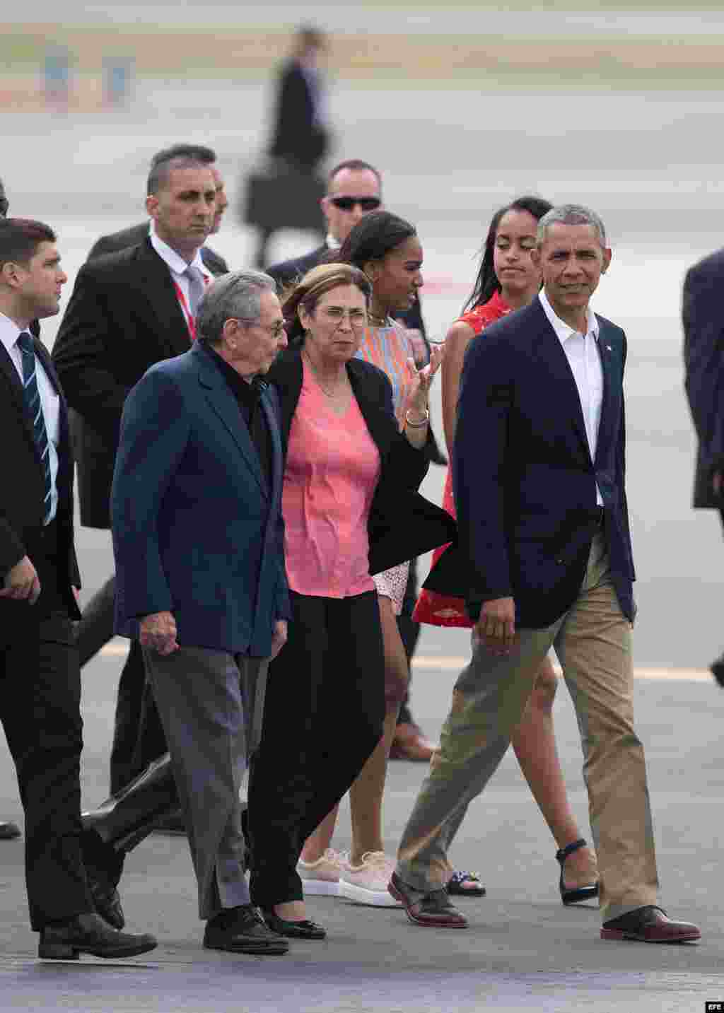Raúl Castro despide a el presidente de Estados Unidos, Barack Obama y su familia.