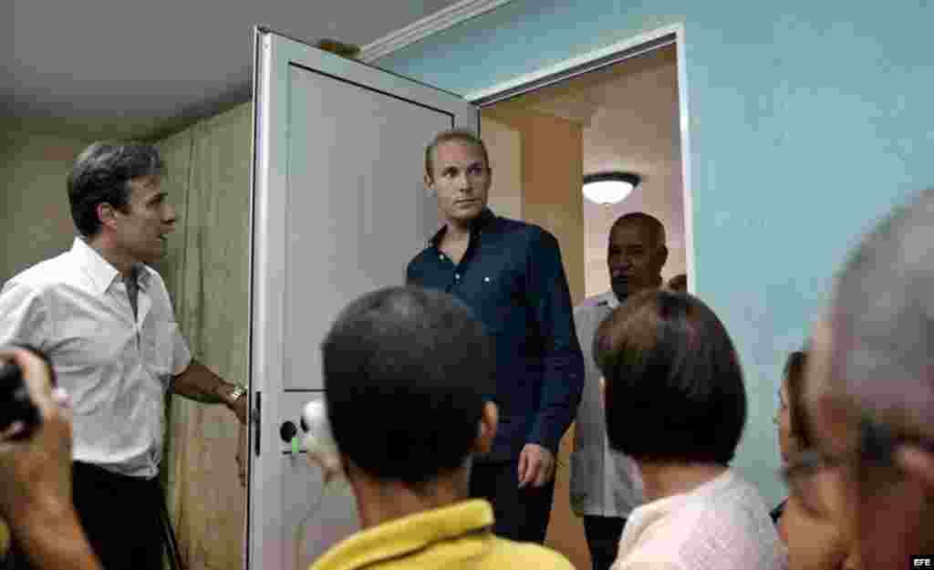 El sueco Jens Aron Modig (c), retenido en Cuba tras el accidente en el que murió Oswaldo Payá, se dispone a ofrecer una rueda de prensa hoy, lunes 30 de julio de 2012, en La Habana (Cuba). Modig explicó que viajó a la isla siguiendo instrucciones de su p