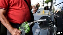 Un empleado trabaja en una gasolinera de la petrolera estatal venezolana PDVSA en Caracas