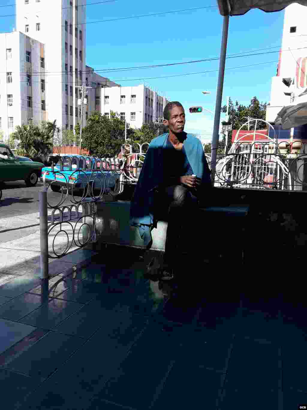 Señora de unos 40 años o más que deambula por las calles.