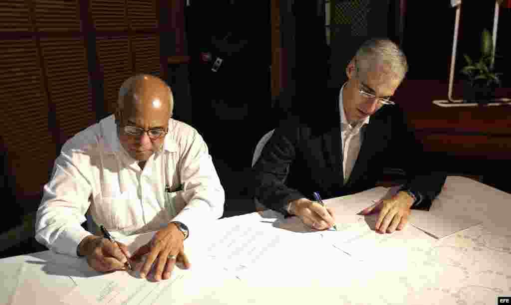 El presidente de la Cámara de Comercio de Cuba, Orlando Hernández (i), firma un acuerdo de colaboracion entre la Cámara de Comercio de Cuba y el Instituto gallego de colaboración económica junto al consejero de Economía, Empleo e Industria de Galicia, Fr