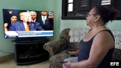 Una mujer observa el discurso del presidente de Estados Unidos, Donald Trump, el 16 de junio de 2017, en La Habana.