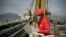 Trabajador de PDVSA observa un carguero de petróleo. (AFP).