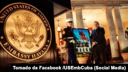 Mike Hammer posa en la residencia diplomática en La Habana, en esta foto publicada por la Embajada de Estados Unidos en diciembre de 2024.